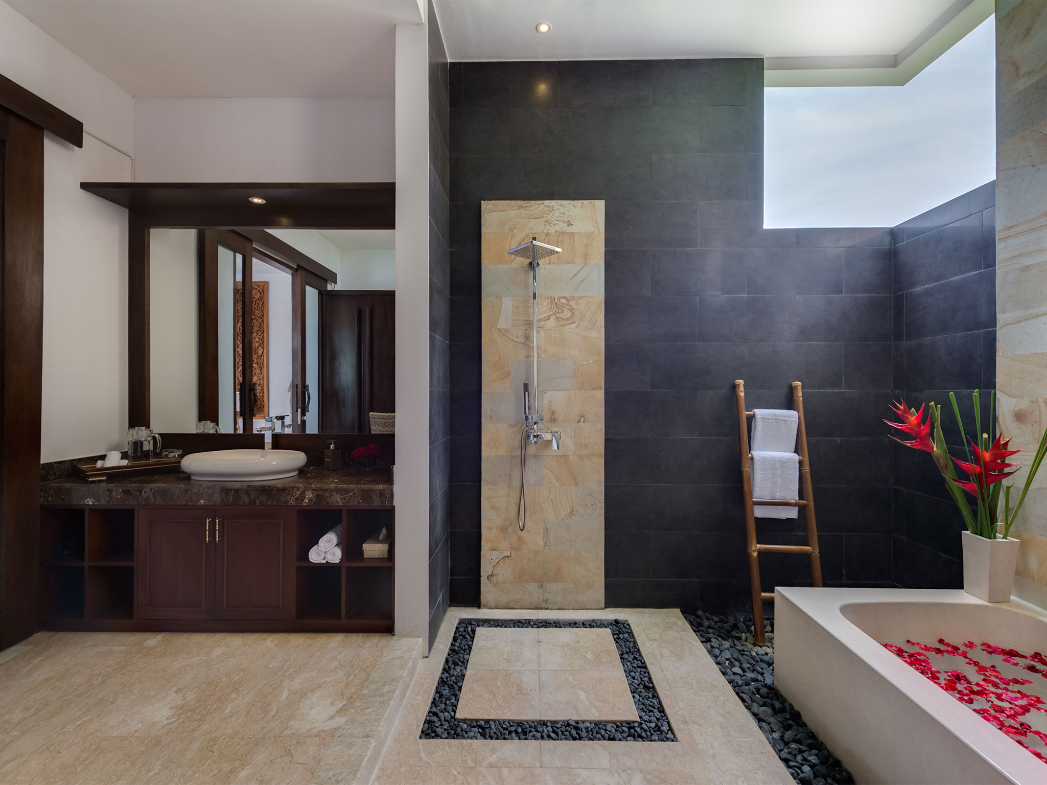 Villa Luwih - Ground floor bathroom - Villa Luwih, Canggu, Bali